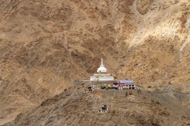 Shanti Stupa, Hindistan 'ın kuzeyindeki Chanspa, Leh bölgesinde bulunan bir tepede bulunan Budist beyaz kubbeli bir stupadır. Barış Pagoda görevinin bir parçası..
