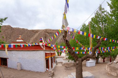 Hindistan 'ın kuzeybatısındaki Himalayalar' da Tibet Platosu 'ndaki Ladakh' ta bulunan antik Budist manastırı Alchi 'nin iç avlusunda bulutlu bir yaz mevsiminde.