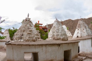 Hindistan 'ın kuzeybatısında Himalayalar' da Tibet Platosu 'ndaki Ladakh' taki Budist manastırı Alchi 'de kadim stupalar (koro) yaz mevsiminde bulutlu havalarda
