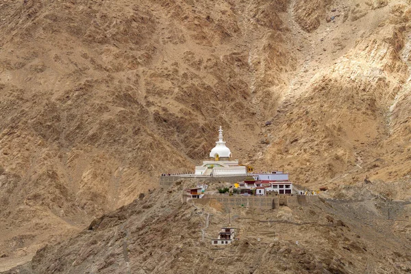 Shanti Stupa Una Estupa Budista Cúpula Blanca Chorten Una Colina —  Fotos de Stock