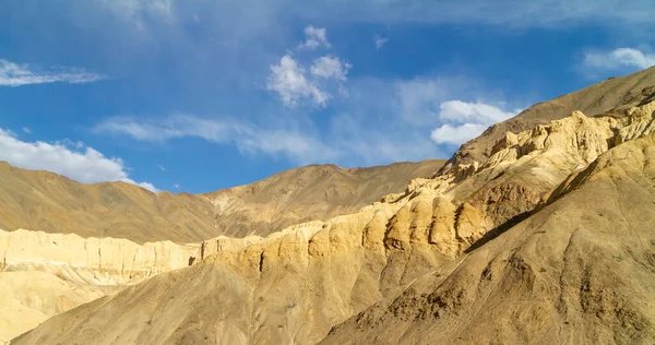 사원인 라마누루 라다크 히말라야에 Leh Kargil 노선의 일부에 생명없는 가파른 — 스톡 사진