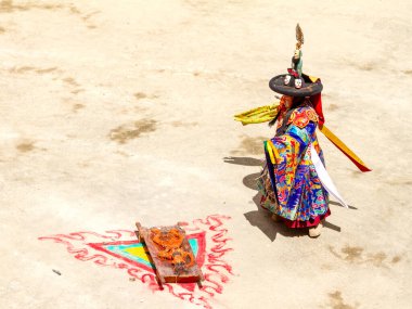 Lamayuru, Hindistan - 17 Haziran 2012: Keşiş Lamayuru manastırı Ladakh, Hindistan 'da düzenlenen geleneksel Cham Dansı (Yuru Kabgyat) Festivali' nde Tibet Budizmi 'nin kutsal kostümlü 