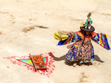 Lamayuru, Hindistan - 17 Haziran 2012: Keşiş Lamayuru manastırı Ladakh, Hindistan 'da düzenlenen geleneksel Cham Dansı (Yuru Kabgyat) Festivali' nde Tibet Budizmi 'nin kutsal kostümlü 