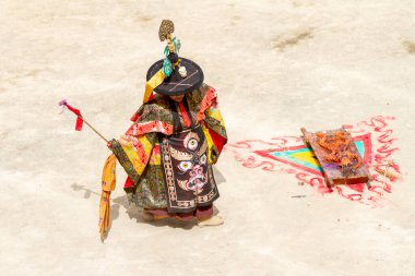 Lamayuru, Hindistan - 17 Haziran 2012: Keşiş Lamayuru manastırı Ladakh, Hindistan 'da düzenlenen geleneksel Cham Dansı (Yuru Kabgyat) Festivali' nde Tibet Budizmi 'nin kutsal kostümlü 