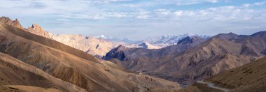 Lamayuru Ay Toprakları - Himalayalar 'daki Leh-Kargil rotasında güneşli bir yaz gününde Budist manastırı Lamayuru (Ladakh, Hindistan) yakınlarında pitoresk cansız dağ manzarası. Dik yamaçlar, geçilemez kayaların aşınması, dar geçitler.