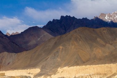 Lamayuru Ay Toprakları - Himalayalar 'daki Leh-Kargil rotasında güneşli bir yaz gününde Budist manastırı Lamayuru (Ladakh, Hindistan) yakınlarında pitoresk cansız dağ manzarası. Dik yamaçlar, geçilemez kayaların aşınması, dar geçitler.