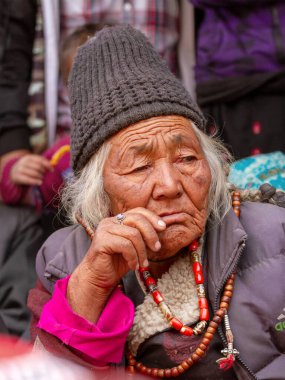 Lamayuru, Hindistan - 17 Haziran 2012: Lamayuru Manastırı 'ndaki Budist Yuru Kabgyat festivalini izleyen gözlemciler arasında geleneksel giysiler ve takılar içindeki yaşlı gri saçlı ladakhi kadınlar