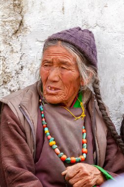 Lamayuru, Hindistan - 17 Haziran 2012: Lamayuru Manastırı 'ndaki Budist Yuru Kabgyat festivalini izleyen gözlemciler arasında geleneksel giysiler ve takılar içindeki yaşlı gri saçlı ladakhi kadınlar