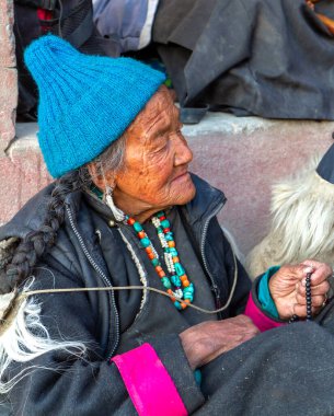 Lamayuru, Hindistan - 17 Haziran 2012: Lamayuru Manastırı 'ndaki Budist Yuru Kabgyat festivalini izleyen gözlemciler arasında geleneksel giysiler ve takılar içindeki yaşlı gri saçlı ladakhi kadınlar