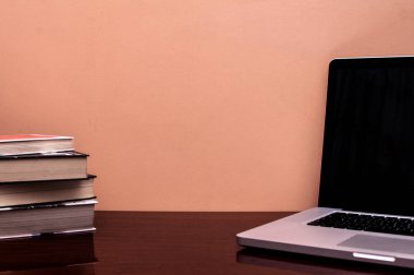 okul sırası Pc bilgisayar ile. çalışma mekanı alay. Loft çimento duvar arka plan. kırpma yolu dahil
