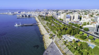 Kıbrıs Limasol sahil kent merkezinde hava görünümünü Molos Promenade Park. Kuş bakışı jetties, sahil yürüyüş yolu, palmiye ağaçları, Akdeniz, iskeleler, kayalar, şehir manzarası ve port yukarıdan.