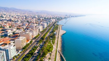 Kıbrıs Limasol sahil kent merkezinde hava görünümünü Molos Promenade Park. Kuş bakışı jetties, sahil yürüyüş yolu, palmiye ağaçları, Akdeniz, iskeleler, kayalar, şehir manzarası ve port yukarıdan.