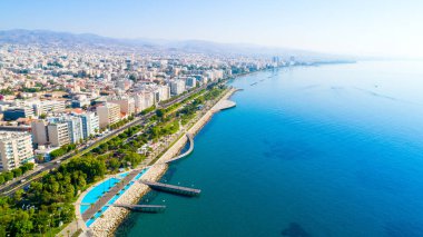 Kıbrıs Limasol sahil kent merkezinde hava görünümünü Molos Promenade Park. Kuş bakışı jetties, sahil yürüyüş yolu, palmiye ağaçları, Akdeniz, iskeleler, kayalar, şehir manzarası ve port yukarıdan.
