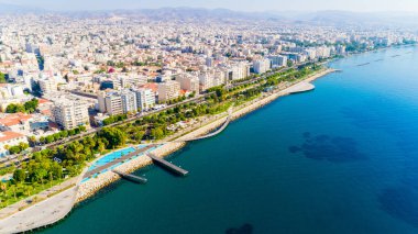 Kıbrıs Limasol sahil kent merkezinde hava görünümünü Molos Promenade Park. Kuş bakışı jetties, sahil yürüyüş yolu, palmiye ağaçları, Akdeniz, iskeleler, kayalar, şehir manzarası ve port yukarıdan.