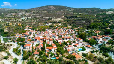 Aerial Lania (Laneia) şarap köyü, Limasol, Kıbrıs. Geleneksel Akdeniz 'in kuş bakışı manzarası, pitoresk sokaklar, kırmızı seramik çatı fayansları, üzüm bağları, kilise ve giriş.. 