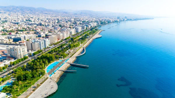 Kıbrıs Limasol sahil kent merkezinde hava görünümünü Molos Promenade Park. Kuş bakışı jetties, sahil yürüyüş yolu, palmiye ağaçları, Akdeniz, iskeleler, kayalar, şehir manzarası ve port yukarıdan.