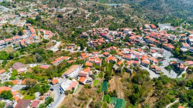 Madari, Troodos dağ, Limasol, Kıbrıs hava görünümünü Kyperounda köyü. Çatı evleri, kırsal, vadi ve kilise yukarıdan kuş bakışı geleneksel seramik döşeli.
