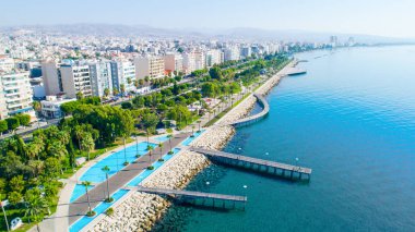 Kıbrıs Limasol sahil kent merkezinde hava görünümünü Molos Promenade Park. Kuş bakışı jetties, sahil yürüyüş yolu, palmiye ağaçları, Akdeniz, iskeleler, kayalar, şehir manzarası ve port yukarıdan.