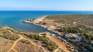 Liopetri Nehri 'nin (potamos Liopetriou), Kıbrıs Rum Kesimi' nin havadan kuş bakışı görüntüsü. Turistik bir balıkçı kasabası. Kokkinochoria, Ammochostos kıyılarına demirlemiş renkli tekneleri olan doğal fiyort..
