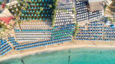 Pantachou 'nun havadan kuş bakışı görüntüsü - Limanaki kumlu plajı (Kaliva), Ayia Napa, Famagusta, Kıbrıs. Yaz tatillerinde Agia Napa 'da altın kumları, güneş şemsiyeleri, deniz yatakları, bar restoranları olan turistik bir körfez..