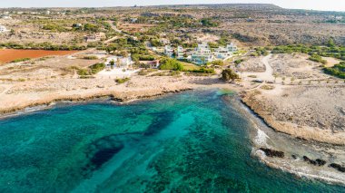 Ammos tou Kambouri plajı, Ayia Napa, Cavo Greco, Famagusta, Kıbrıs 'ın kuş bakışı görüntüsü. Yaz tatillerinde Agia Napa 'da altın kumu, güneşliği ve deniz restoranı olan kayalık plaj manzarası..