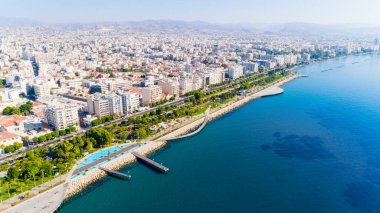 Kıbrıs Limasol sahil kent merkezinde hava görünümünü Molos Promenade Park. Kuş bakışı jetties, sahil yürüyüş yolu, palmiye ağaçları, Akdeniz, iskeleler, kayalar, şehir manzarası ve port yukarıdan.