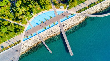 Kıbrıs Limasol sahil kent merkezinde hava görünümünü Molos Promenade Park. Kuş bakışı jetties, sahil yürüyüş yolu, palmiye ağaçları, Akdeniz, iskeleler, kayalar, şehir manzarası ve port yukarıdan.