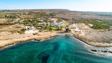 Ammos tou Kambouri plajı, Ayia Napa, Cavo Greco, Famagusta, Kıbrıs 'ın kuş bakışı görüntüsü. Yaz tatillerinde Agia Napa 'da altın kumu, güneşliği ve deniz restoranı olan kayalık plaj manzarası..