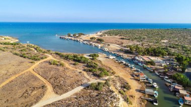 Liopetri Nehri 'nin (potamos Liopetriou), Kıbrıs Rum Kesimi' nin havadan kuş bakışı görüntüsü. Turistik bir balıkçı kasabası. Kokkinochoria, Ammochostos kıyılarına demirlemiş renkli tekneleri olan doğal fiyort..
