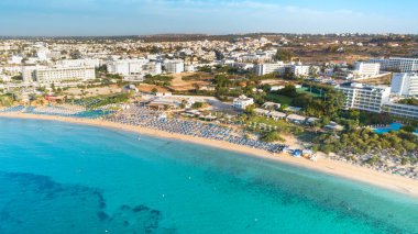 Pantachou 'nun havadan kuş bakışı görüntüsü - Limanaki plajı (Kaliva), Ayia Napa, Famagusta, Kıbrıs. Yaz tatillerinde Agia Napa 'da altın kumu, küçük limanı, güneşli yatakları, deniz bar restoranları olan turistik bölge..