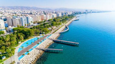 Kıbrıs Limasol sahil kent merkezinde hava görünümünü Molos Promenade Park. Kuş bakışı jetties, sahil yürüyüş yolu, palmiye ağaçları, Akdeniz, iskeleler, kayalar, şehir manzarası ve port yukarıdan.