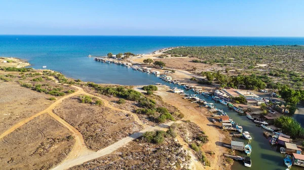 塞浦路斯法马古斯塔 Liopetriou 空中鸟瞰Liopetri河入海 阿莫霍斯托斯科基诺科里亚河岸上停泊着一个具有划时代意义的旅游胜地 一个有着五彩斑斓船只的天然峡湾 — 图库照片