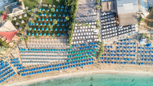 Pantachou 'nun havadan kuş bakışı görüntüsü - Limanaki kumlu plajı (Kaliva), Ayia Napa, Famagusta, Kıbrıs. Yaz tatillerinde Agia Napa 'da altın kumları, güneş şemsiyeleri, deniz yatakları, bar restoranları olan turistik bir körfez..