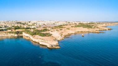 Kıbrıs Rum Kesimi 'nin Protaras, Paralimni, Famagusta kentindeki Kapparis (itfaiyeci) plajının havadan kuş bakışı görüntüsü. Ünlü turistik eğlence tekneleri, güneşli yatakları, restoranları, su sporları olan, yaz tatillerinde denizde yüzen insanlar