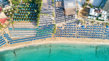 Pantachou 'nun havadan kuş bakışı görüntüsü - Limanaki kumlu plajı (Kaliva), Ayia Napa, Famagusta, Kıbrıs. Yaz tatillerinde Agia Napa 'da altın kumları, güneş şemsiyeleri, deniz yatakları, bar restoranları olan turistik bir körfez..