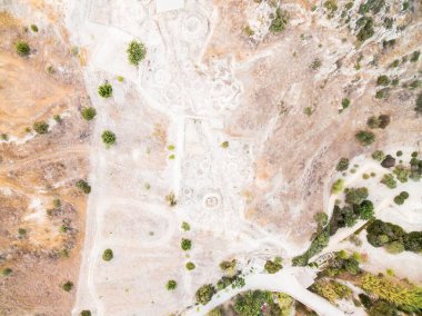 UNESCO 'nun dünya mirası sahası Choirokoitia, Larnaca, Kıbrıs' a havadan kuş bakışı bakış açısı. Yuvarlak evleri olan tarih öncesi, neolitik antik bir tarihi yerleşim yeri olan Khirokoitia 'nın manzarası.