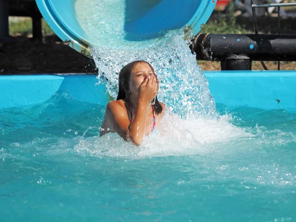 Menina Brincando Parque Aquático — Fotografia de Stock