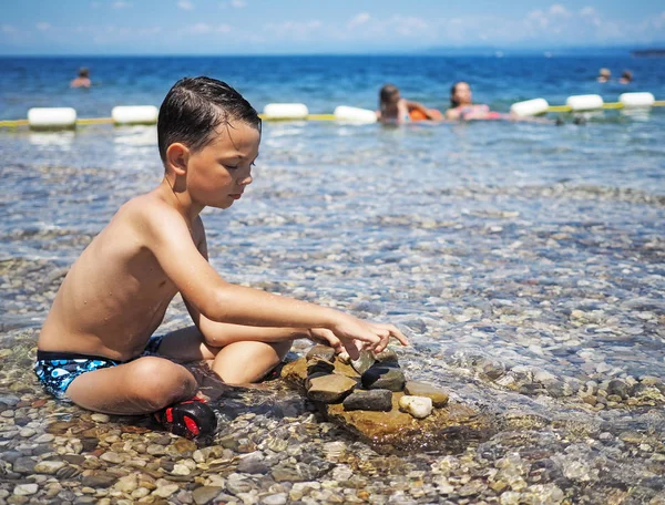 Littel Αγόρι Παίζει Νερό Πέτρες — Φωτογραφία Αρχείου