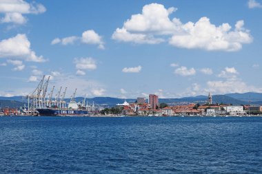 Deniz limanı ile Adriyatik kıyısındaki Slovenian Istria Koper şehrin görünümü