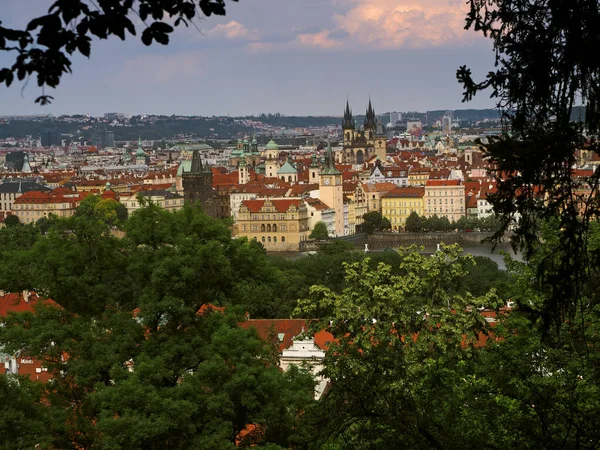 从捷克共和国布拉格Petrin Hill俯瞰布拉格和Vltava河 — 图库照片