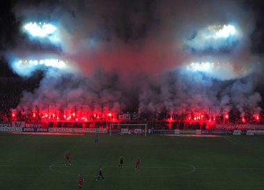 Lodz kalbinde hayranlarından. Lodz, Polonya - 29 Eylül 2018 piroteknik Haritayı Lodz, ışık Sanat Festivali anısına bir afiş arka planı Widzew Lodz kulübün en sadık hayranları..