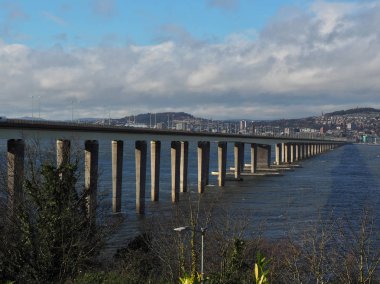 . Dundee, İskoçya - 20 Şubat 2019 A modern, Tay Nehri Dundee İskoç şehrinde yolu Köprüsü.