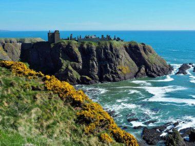 Cliff ve harabeler. Stonehaven, Iskoçya-Mayıs 03, 2017 pitoresk deniz uçurumu ve Iskoç şehri Stonehaven 'daki Dunnottar Kalesi Harabeleri.