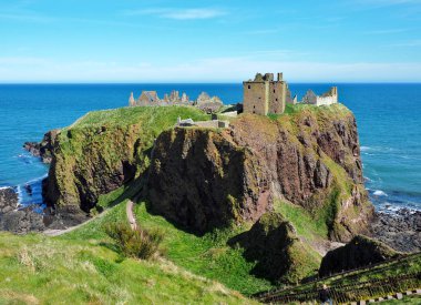 Denizin arka planda kale. Stonehaven, Iskoçya-Mayıs 03, 2017 Iskoçya 'nın Stonehaven kentinde deniz uçurumunda Ortaçağ Dunnottar Kalesi Harabeleri.