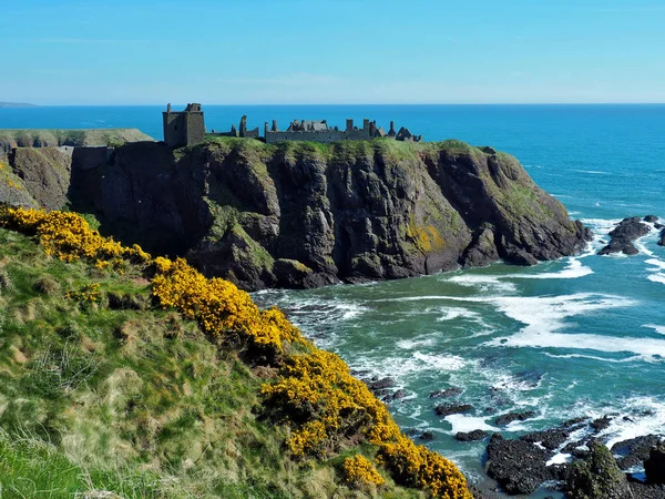 Cliff ve harabeler. Stonehaven, Iskoçya-Mayıs 03, 2017 pitoresk deniz uçurumu ve Iskoç şehri Stonehaven 'daki Dunnottar Kalesi Harabeleri.