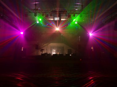 Lazerler sahnede. Lodz, Polonya - 21 Mart 2015 Lodz'da yeniden canlandırılmış tarihi bir enerji santralinin içinde olağanüstü bir lazer ışığı gösterisi.