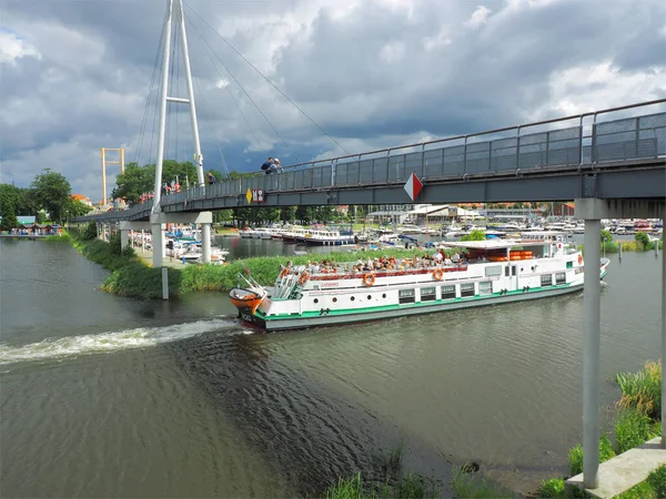 Κρουαζιέρα Κάτω Από Σύννεφα Gizycko Poland July 2020 Ένα Κρουαζιερόπλοιο — Φωτογραφία Αρχείου