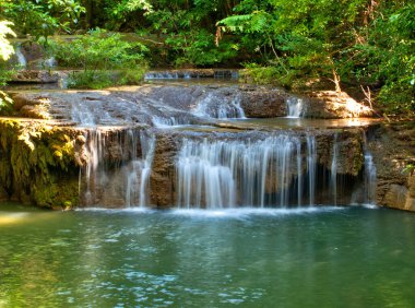 Erawan Şelalesi. Erawan, Tayland - 18 Mayıs 2016 Tayland 'daki Erawam Parkı' nın manzaralı şelalesi.
