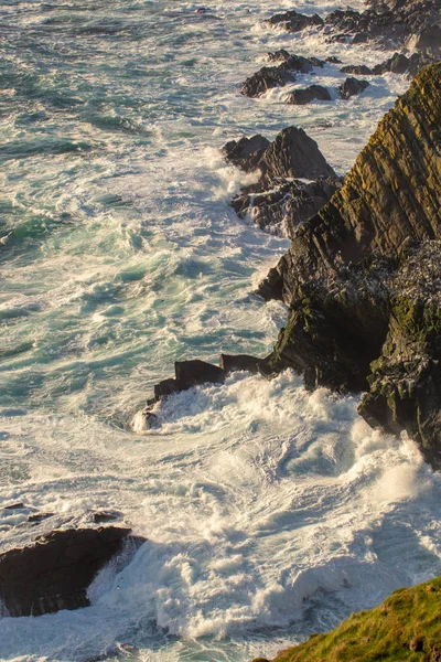 Ondas Pesadas Oceano Atlântico Colidem Com Rochas Costa Sob Sumburgh — Fotografia de Stock