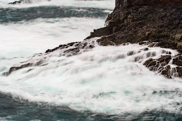 Der Wilde Atlantische Ozean Kracht Gegen Die Felsen Entlang Der — Stockfoto